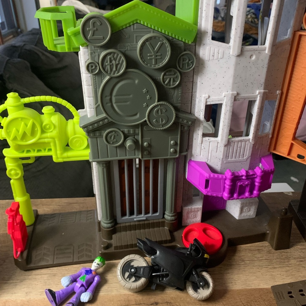 Batman imaginext playset some missing people in set used no damages